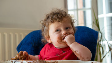 bebé comiendo chocolate