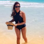 mamá con sombrero en la playa