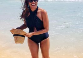 mamá con sombrero en la playa