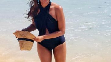 mamá con sombrero en la playa