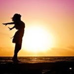 mujer con horizonte al fondo