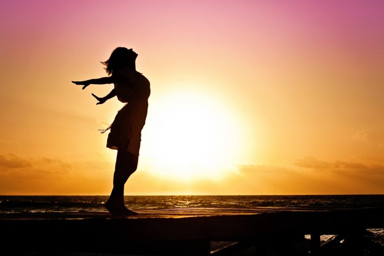 mujer con horizonte al fondo