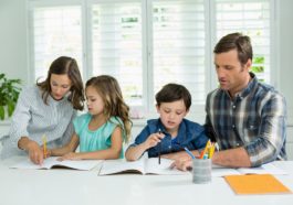 padres enseñando a sus hijos