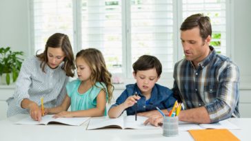 padres enseñando a sus hijos