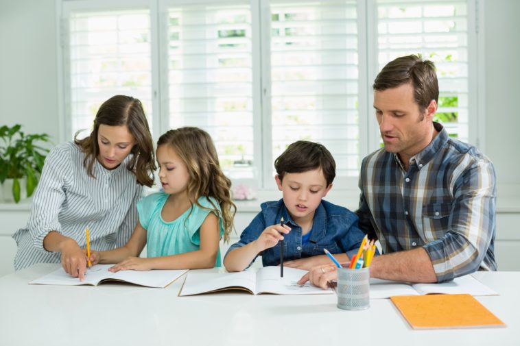 padres enseñando a sus hijos