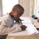 niño haciendo tareas