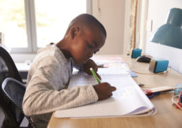 niño haciendo tareas