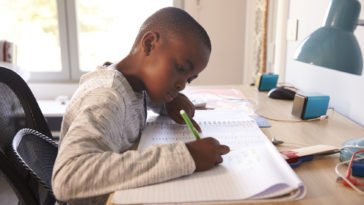 niño haciendo tareas