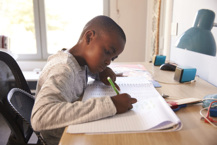 niño haciendo tareas