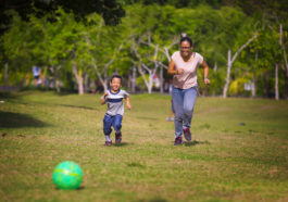 mamá jugando a la pelota con hijo