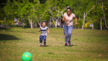 mamá jugando a la pelota con hijo