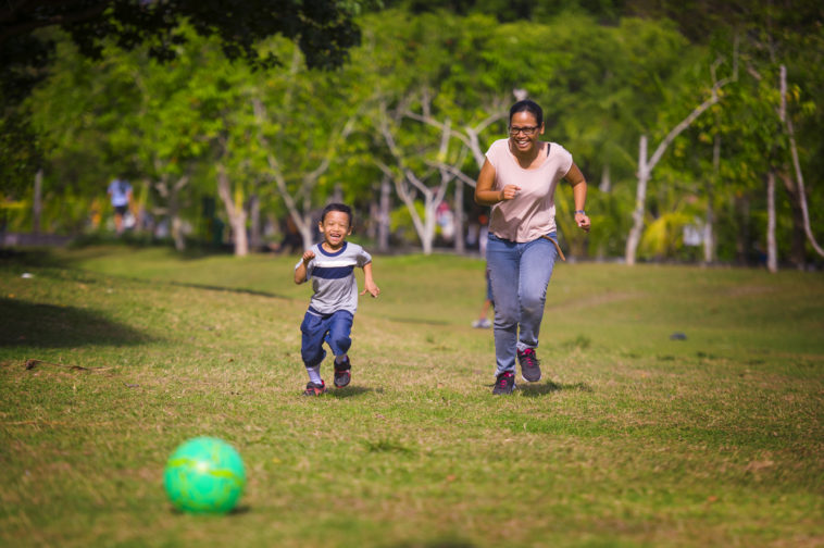 mamá jugando a la pelota con hijo