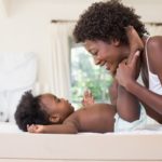madre e hijo sonriendo