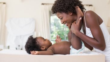 madre e hijo sonriendo