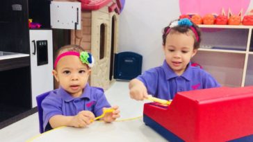 niños jugando en la guarderia