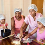 pensamientos-que-toda-mamá-tien-cuando-cocina-con-sus-hijos