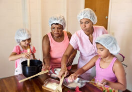 pensamientos-que-toda-mamá-tien-cuando-cocina-con-sus-hijos