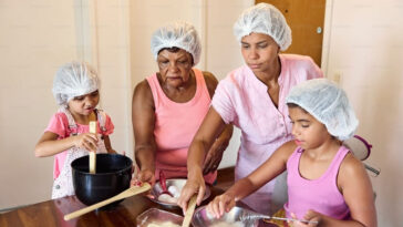 pensamientos-que-toda-mamá-tien-cuando-cocina-con-sus-hijos