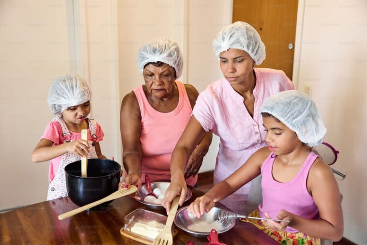 pensamientos-que-toda-mamá-tien-cuando-cocina-con-sus-hijos
