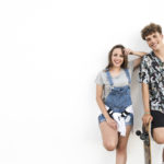 pareja de adolescentes sobre fondo blanco