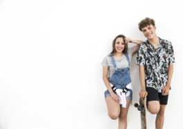 pareja de adolescentes sobre fondo blanco