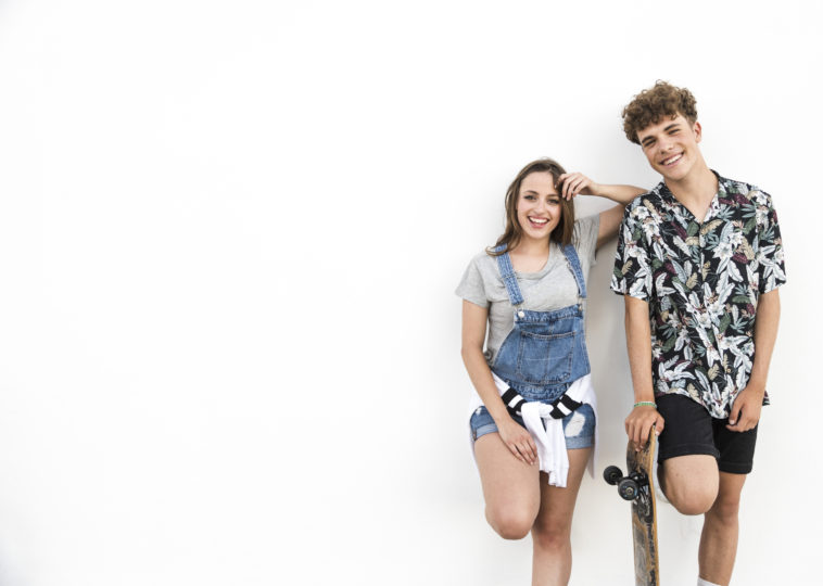 pareja de adolescentes sobre fondo blanco