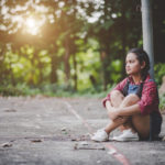 niña sentada en el parque