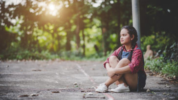 niña sentada en el parque
