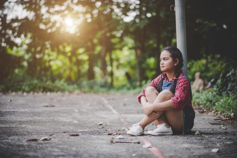 niña sentada en el parque