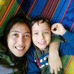 hermanos mirando la camara