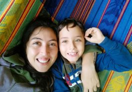 hermanos mirando la camara