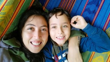 hermanos mirando la camara