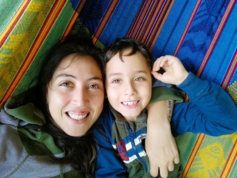 hermanos mirando la camara