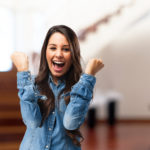 mujer feliz festejando