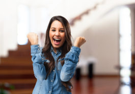 mujer feliz festejando