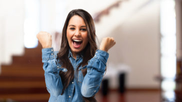 mujer feliz festejando