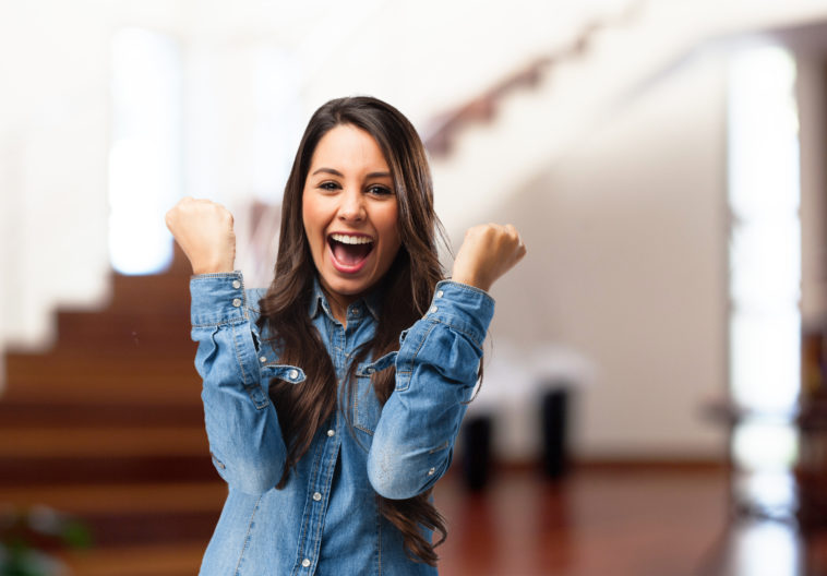 mujer feliz festejando