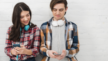 adolescente escuchando música