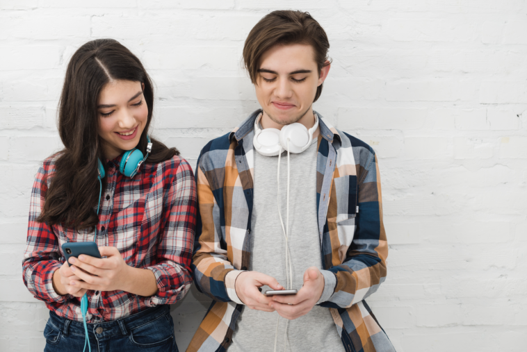 adolescente escuchando música