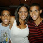 supermamá en compañía de sus hijos