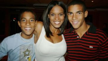 supermamá en compañía de sus hijos