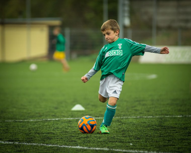 jugando futbol con camiseta de equipo