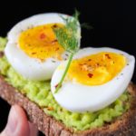 tostada con huevo y aguacate