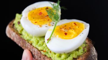 tostada con huevo y aguacate