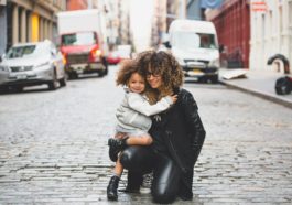 madre e hija con rizos