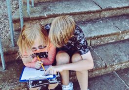 hijos independientes leyendo
