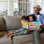 Cosas Que Puedes Hacer Para Celebrar el Día del Padre leer un libro