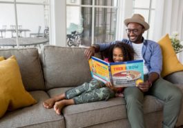 Cosas Que Puedes Hacer Para Celebrar el Día del Padre leer un libro