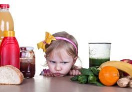 niña malgeniada por comer verduras