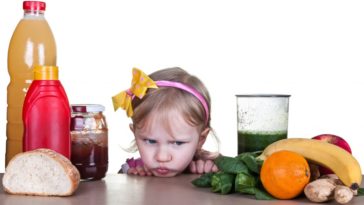 niña malgeniada por comer verduras